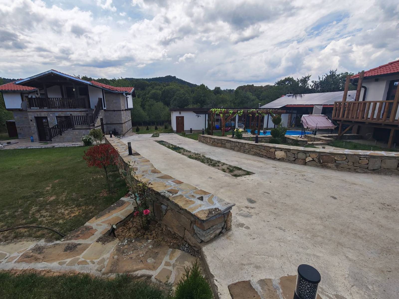 Панорамна гледка към двора и къщите